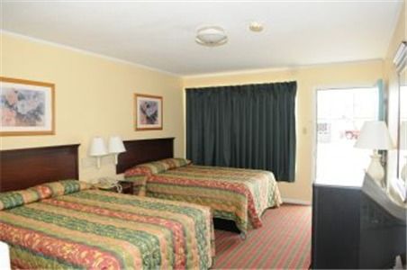 Pioneer Inn Arkadelphia Room photo